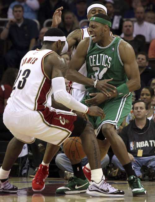 梅开二度助那不勒斯战胜尤文，霍伊伦当选全场最佳球员（梅开二度助那不勒斯击败尤文，霍伊伦荣膺全场最佳）