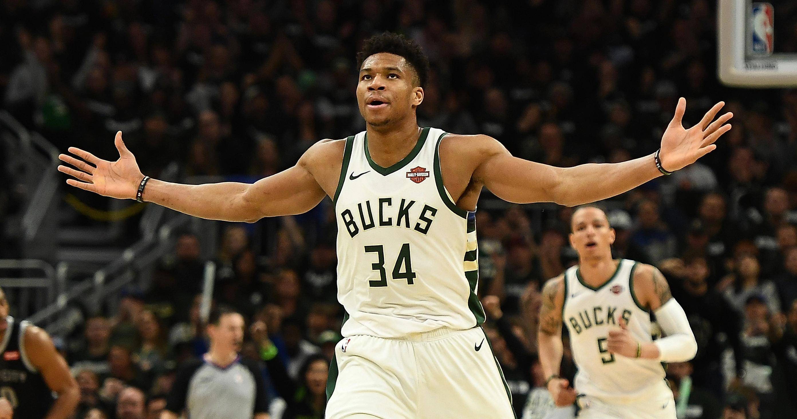 大心脏！陈林坚空位三分压哨命中 帮助山东重新占据主动（陈林坚压哨空位三分命中，山东重夺主动权）