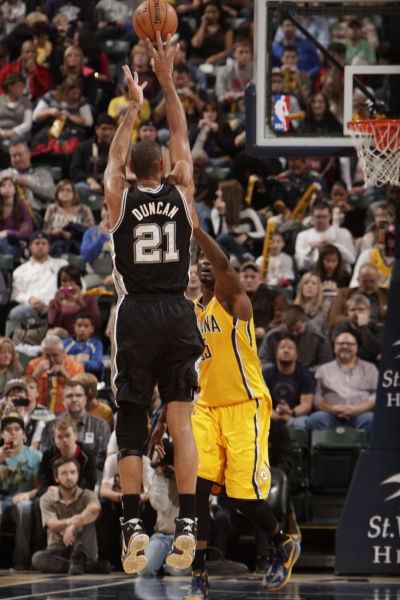 西甲第19轮：姆巴佩2射1传阿诺德助攻+伤退 皇马3-0毕巴距榜首1分（西甲第19轮：姆巴佩2球1助 阿诺德送助攻后伤退 皇马3-0毕巴距榜首仅1分）