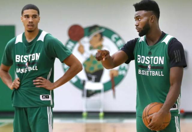 伏地魔！鹈鹕新秀费尔斯连续贴地逼抢 造成对手24秒（地板狂魔！鹈鹕新秀费尔斯连续贴地逼抢，迫使对手24秒违例）