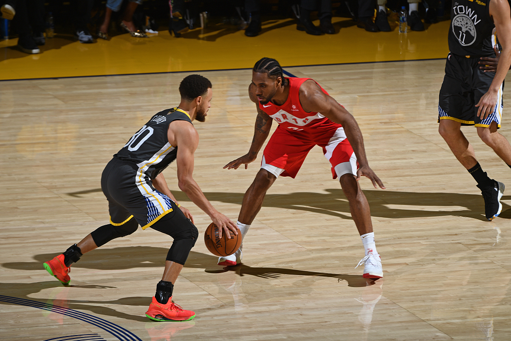 文班亚马精准传球，创造得分良机（文班亚马送出精准妙传，制造得分机会）