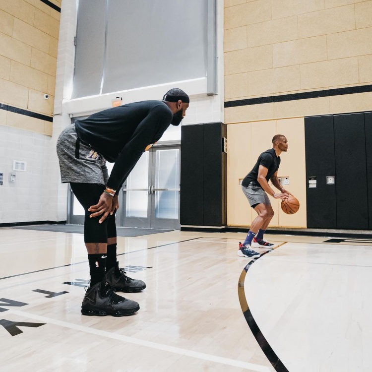 末节失误分析：詹姆斯谈太阳追分机会（詹姆斯解读末节失误，剖析太阳追分契机）