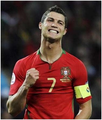 德布劳内精准助攻 主导比赛节奏（德布劳内送出妙传 掌控全场节奏）