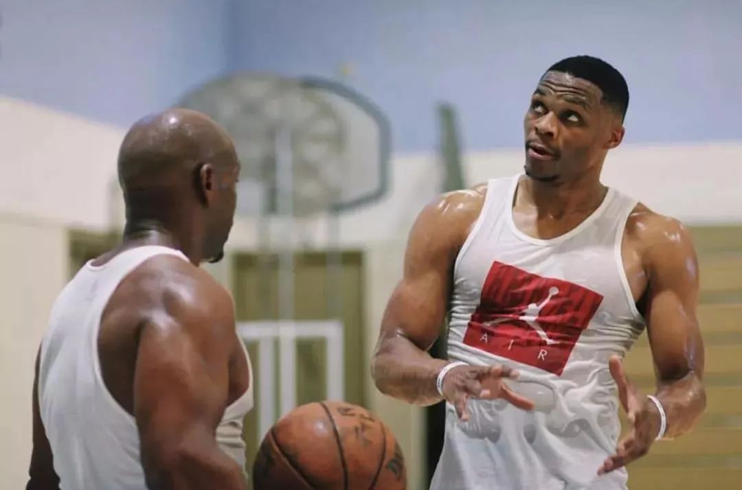 意媒：裁判协会认为米兰vs拉齐奥VAR介入错误，并将予以停职（意媒：裁判协会认定米兰对拉齐奥VAR介入有误，涉事人员将被停职）