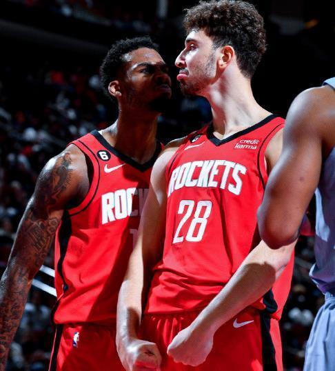 阿德耶米被换下后不满欲直接离场，多特将对其进行处罚（阿德耶米不满被换下欲径直离场，多特将予处罚）