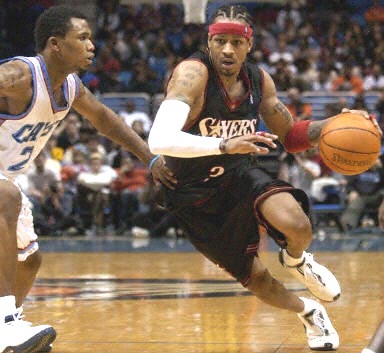 火箭末节爆发连扳三分险胜国王（火箭末节发力连中三分惊险击退国王）