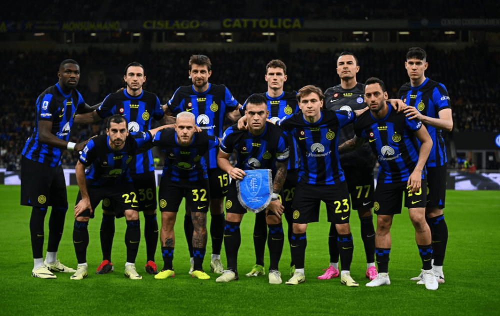 被球迷询问是否会考虑加盟阿森纳，库尼亚大笑回应（被问是否加盟阿森纳，库尼亚笑着回应）