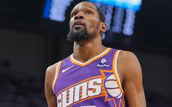 稳定发挥！杰伦威半场6中4拿到11分4助攻1抢断（稳健输出！杰伦威半场6投4中砍下11分4助攻1抢断）