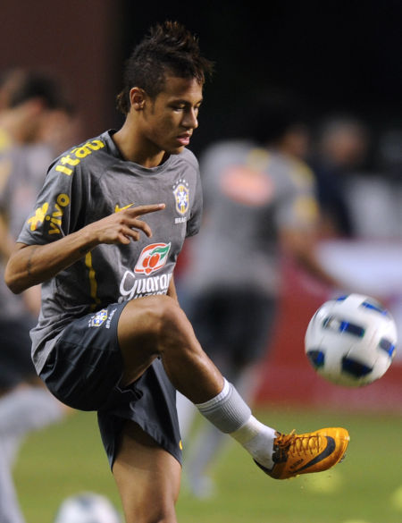 记者：奥斯卡身边人认为他没法继续踢球了，他在体能测试时突感不适（记者：奥斯卡体能测试突感不适，身边人称其恐难再继续踢球）