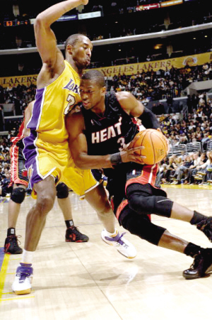 欧冠92年改制后戴帽数前10：梅西、C罗8次第1，姆巴佩5次第4（自1992年改制以来欧冠帽子戏法次数前十：梅西、C罗各8次并列第1，姆巴佩5次第4）