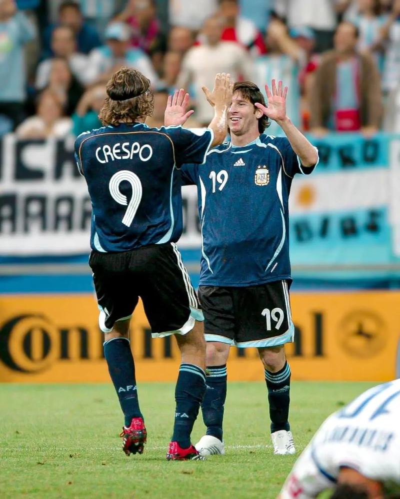 着眼未来，每体：巴萨正在关注阿根廷U17小将托马斯-马尔蒂斯（瞄准未来，每体称巴萨正关注阿根廷U17新星托马斯-马尔蒂斯）