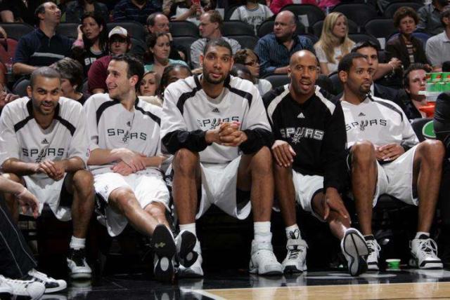 斯普利特：我们正在练习不同的防守策略，大家精神状态都很好（斯普利特：多套防守方案同步演练，球队士气正佳）