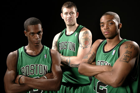 卡利亚里3-3热那亚，维蒂尼亚先拔头筹，阿龙-马丁扳平比分（卡利亚里3比3战平热那亚：维蒂尼亚首开纪录，阿龙-马丁扳平）