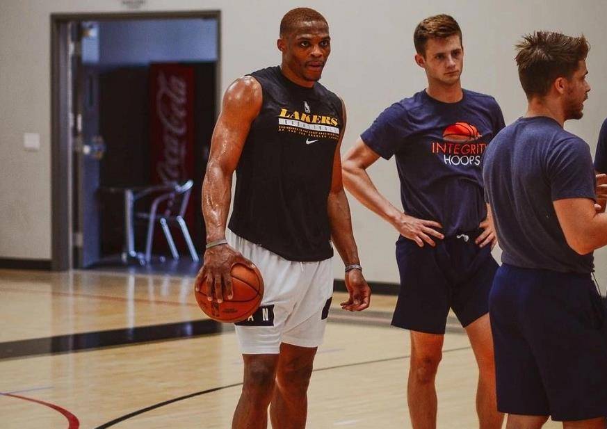 图片报：戴维斯即将复出，穆西亚拉预计明年初回归（图片报：戴维斯复出在即，穆西亚拉有望明年年初回归）