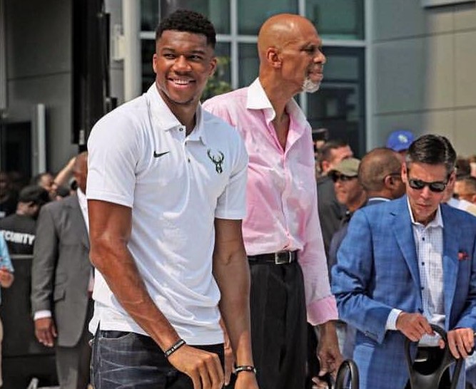 曼联明晨客战狼队，取胜可跃居第六（曼联明晨客场挑战狼队，赢球可升至第六位）