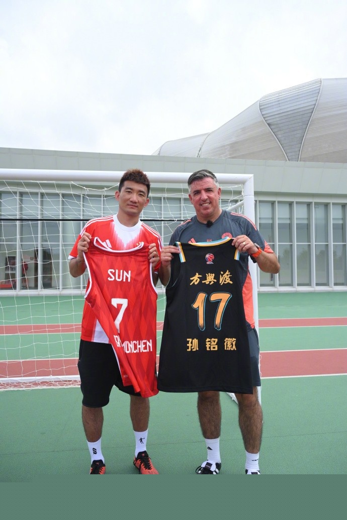 威少和裁判示意是阿夫迪亚肘击的自己 但裁判无动于衷（威少示意遭阿夫迪亚肘击，裁判选择无视）